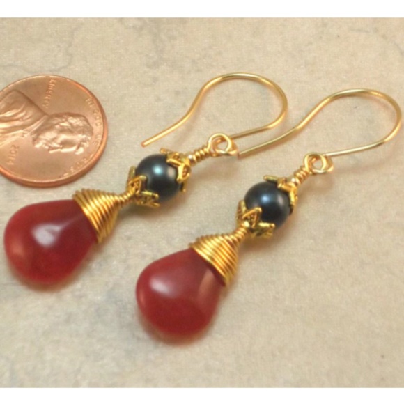 Red Jade Black Pearl & Gold Wire Wrapped Earrings - Picture 3 of 3